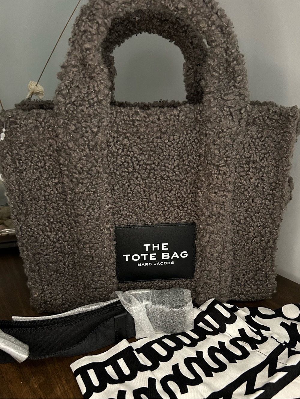 Marc Jacobs Grey Teddy Medium Tote NWT Bag Faux Shearling Crossbody - Picture 3 of 15